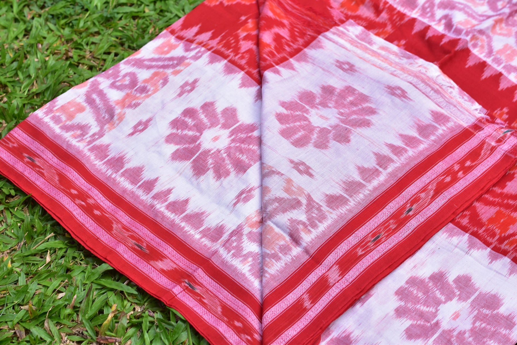White Red Scot Flower With Bandha Border