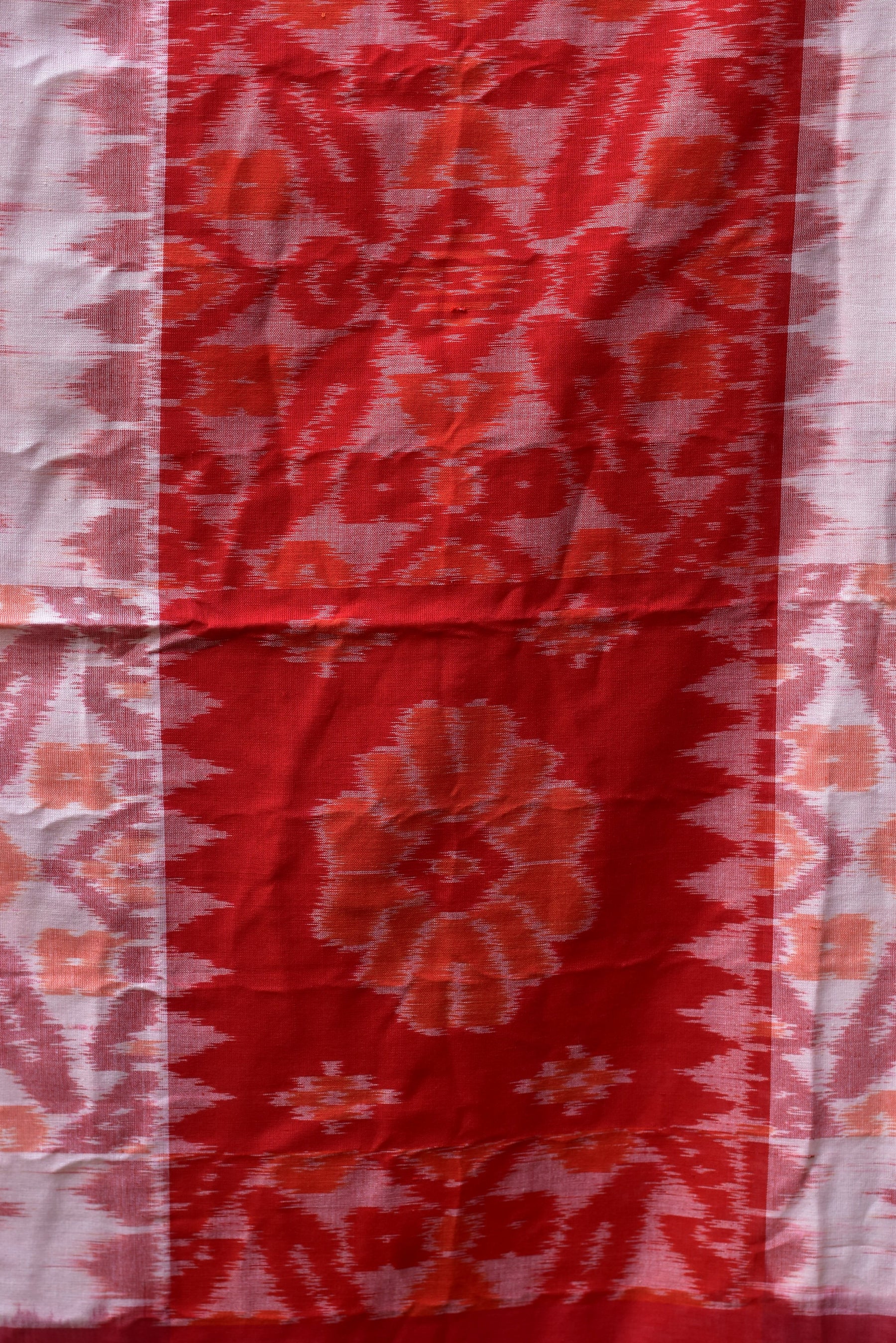 White Red Scot Flower With Bandha Border