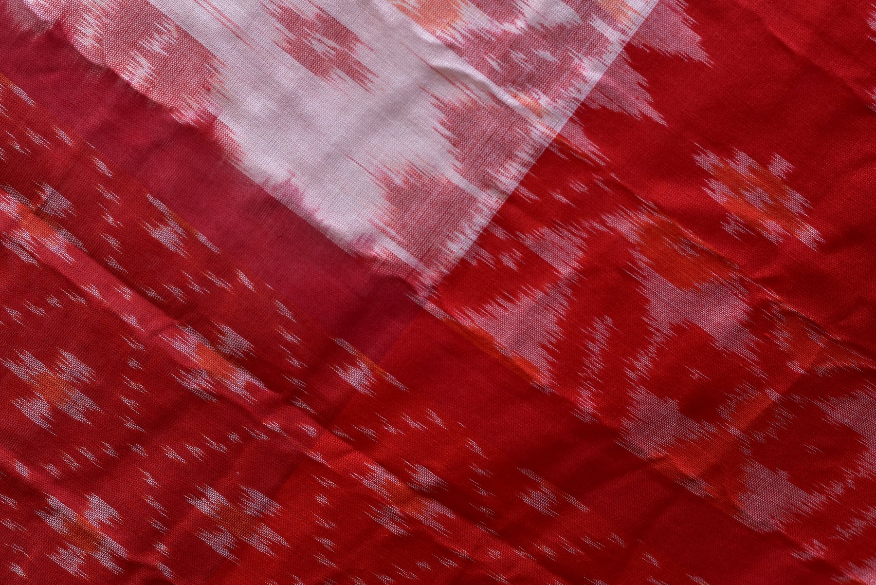 White Red Scot Flower With Bandha Border
