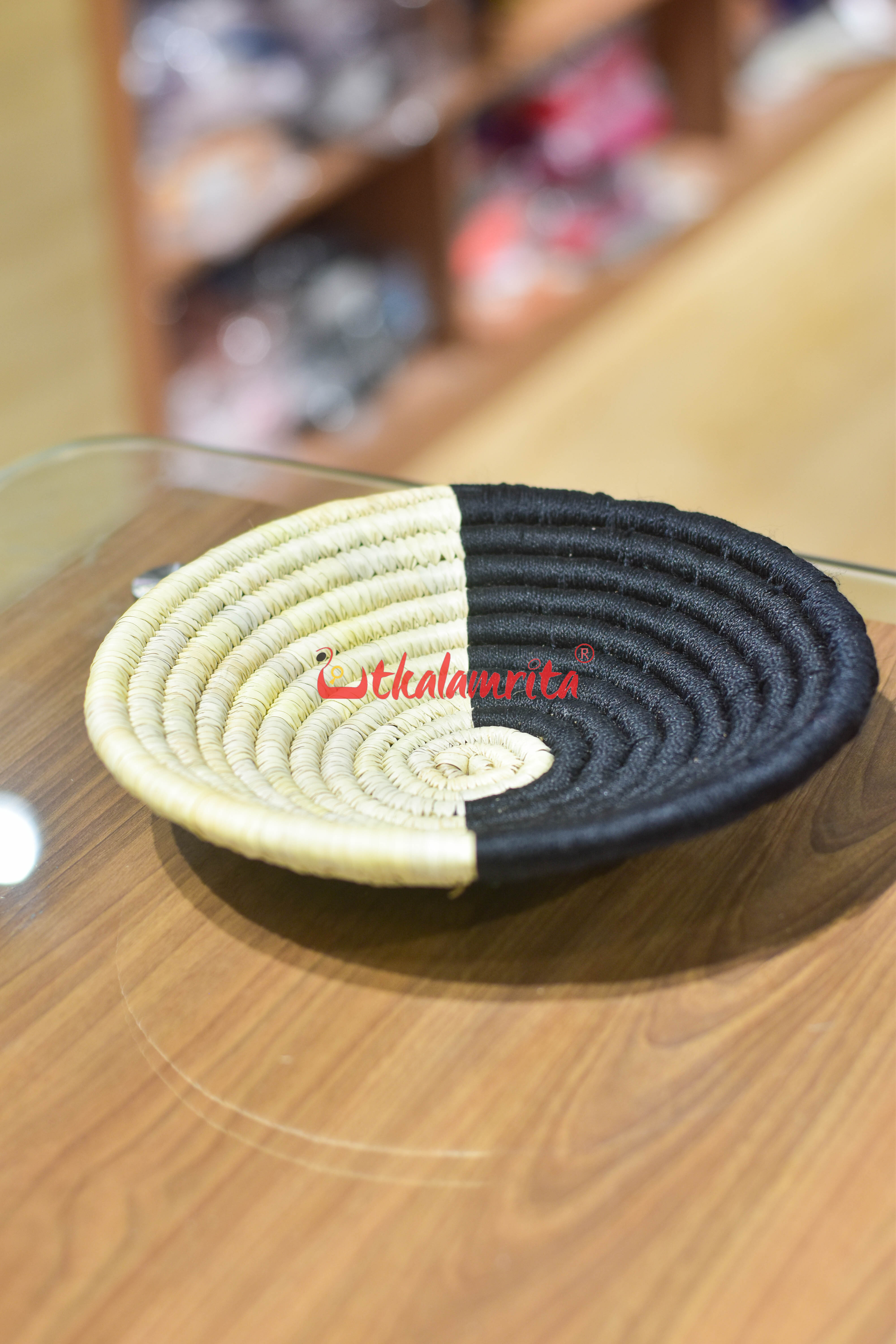 Sabai Grass Black Wall Basket- Small (8 inches)