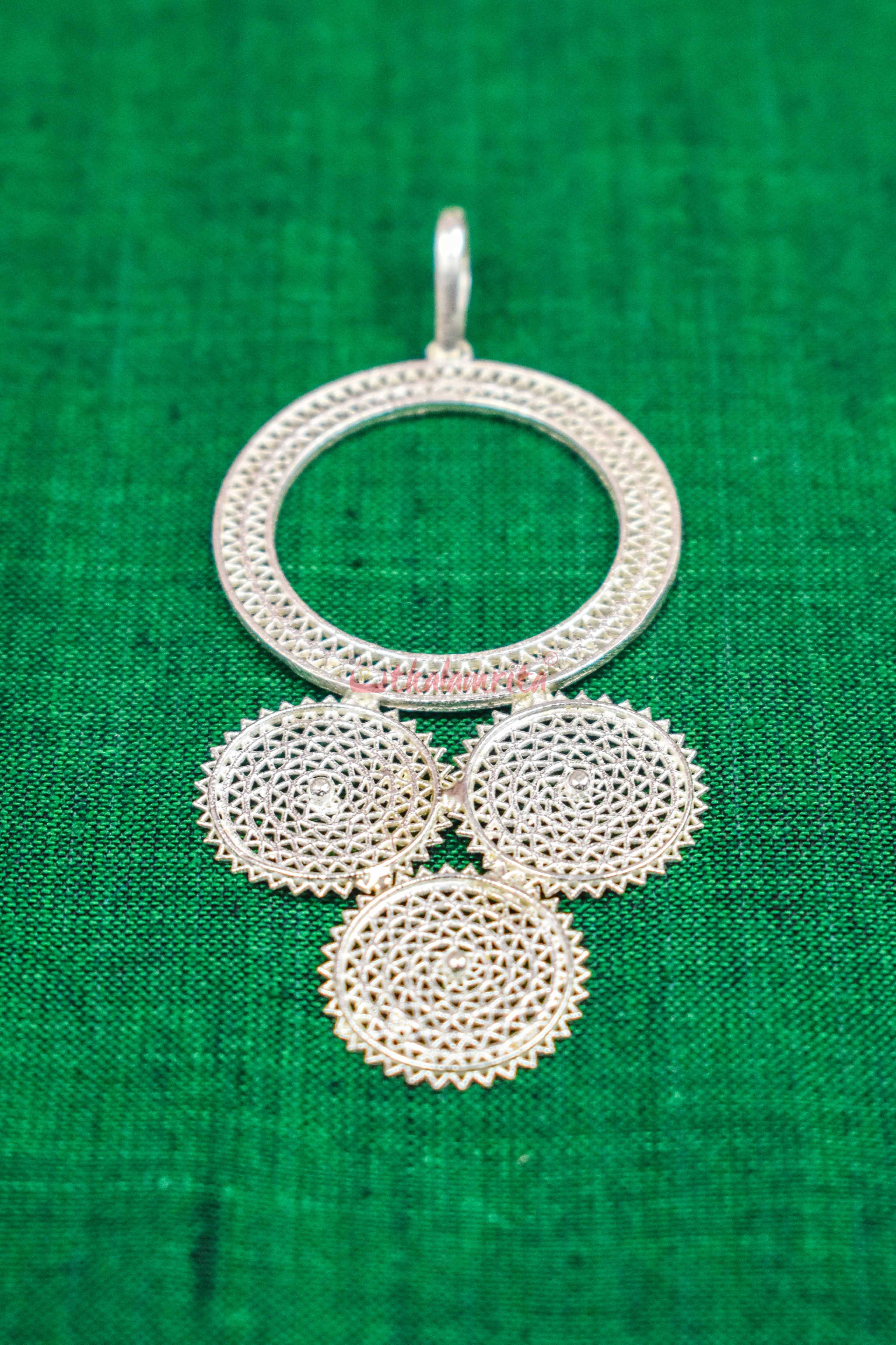 Round and Zanjeeras (Pendant)