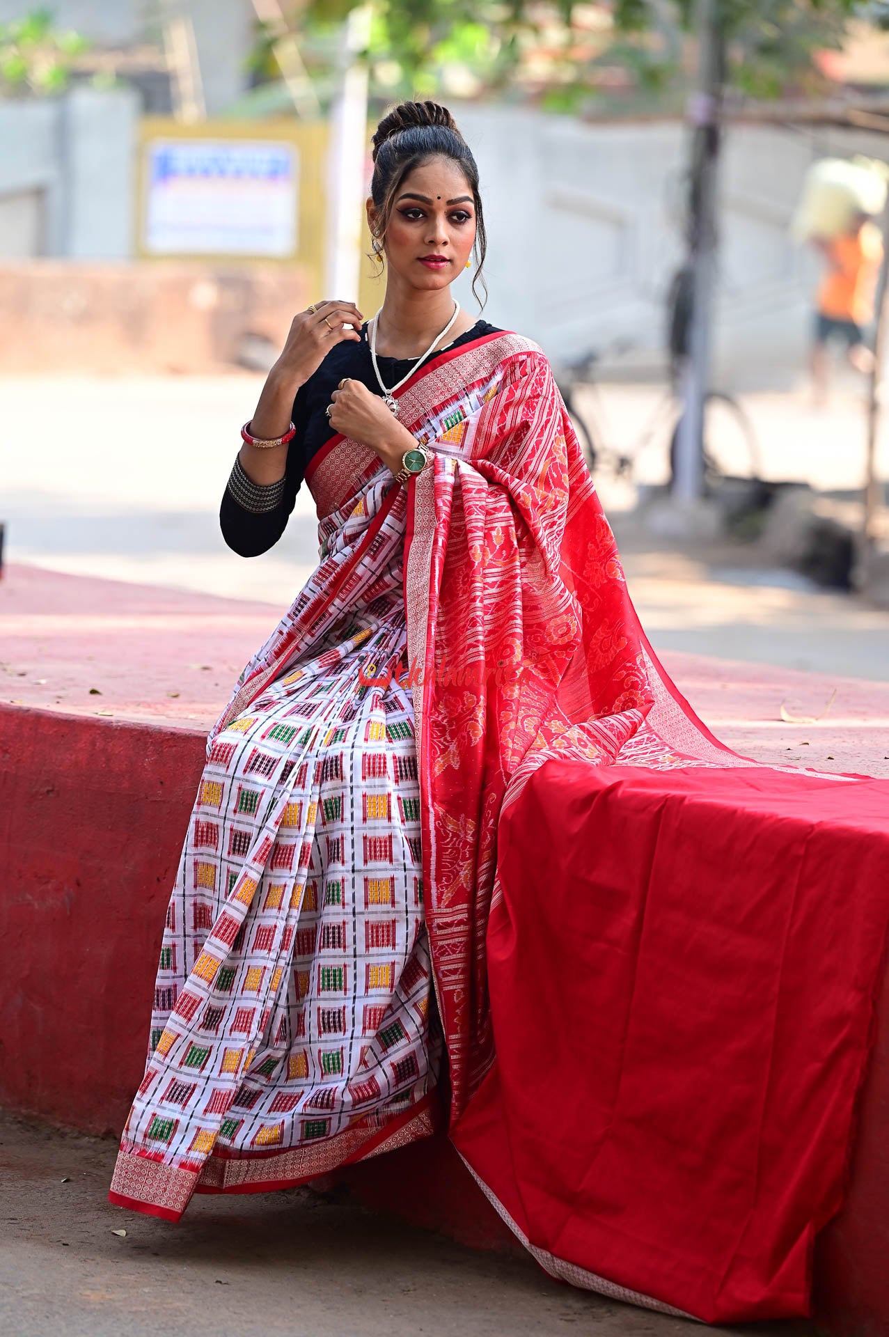 Mini Aswini White Sambalpuri Silk Saree