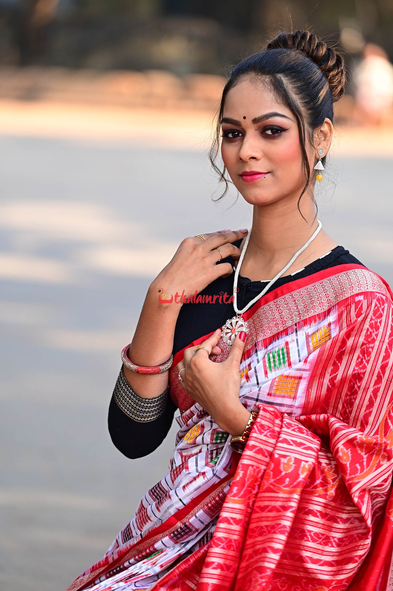 Mini Aswini White Sambalpuri Silk Saree