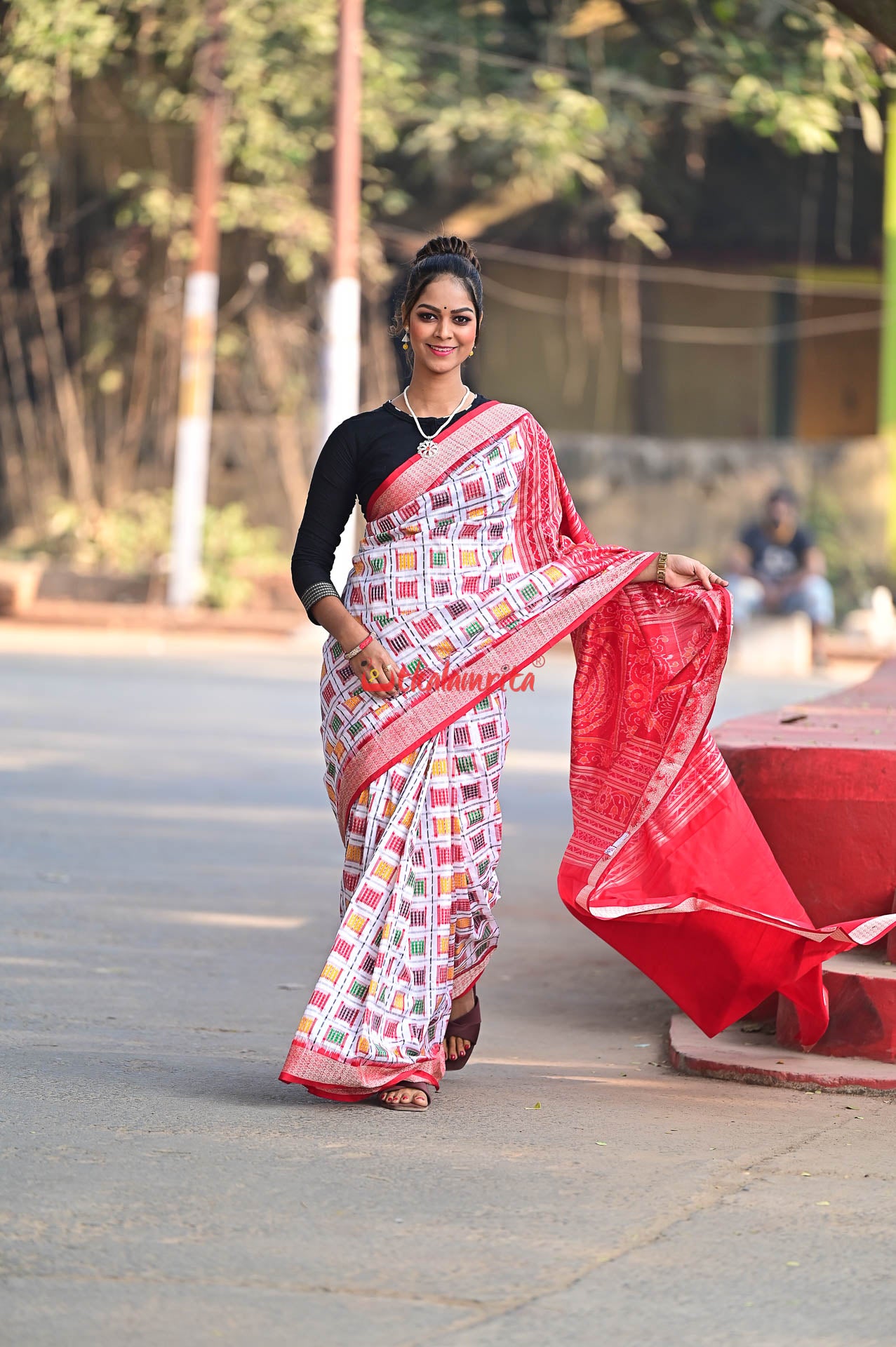 Mini Aswini White Sambalpuri Silk Saree