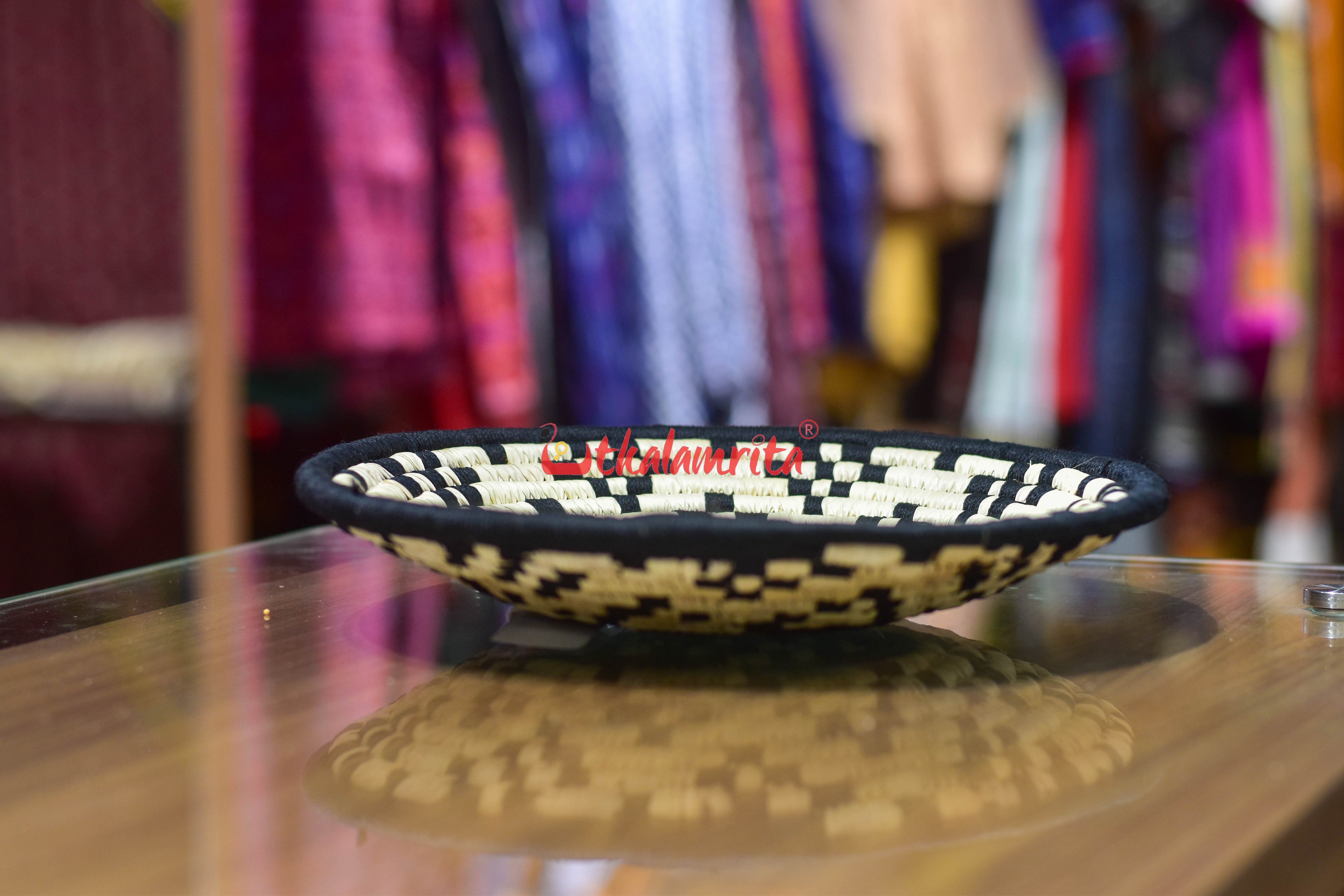 Sabai Grass Black Wall Basket- Medium (10 inches)