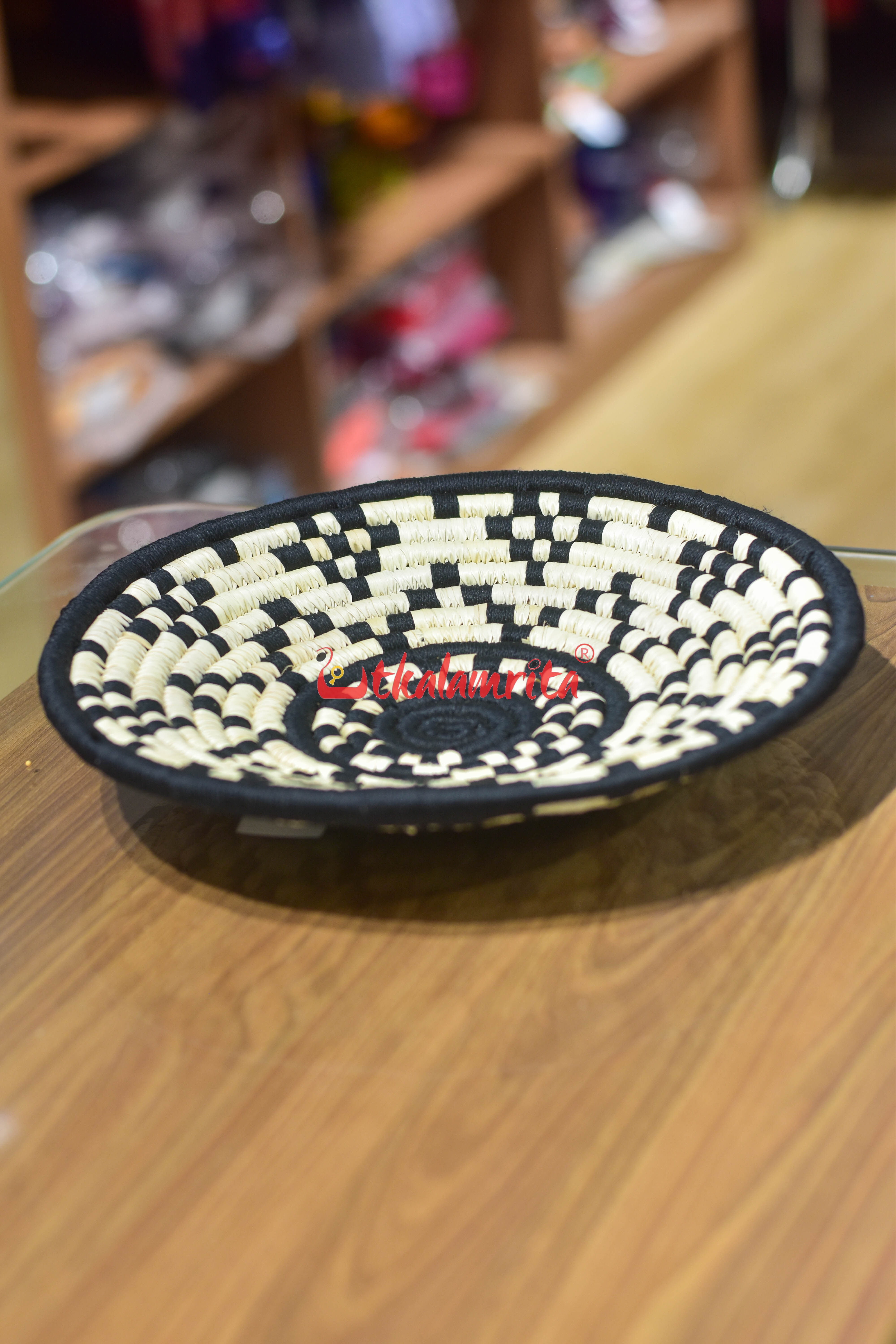 Sabai Grass Black Wall Basket- Medium (10 inches)