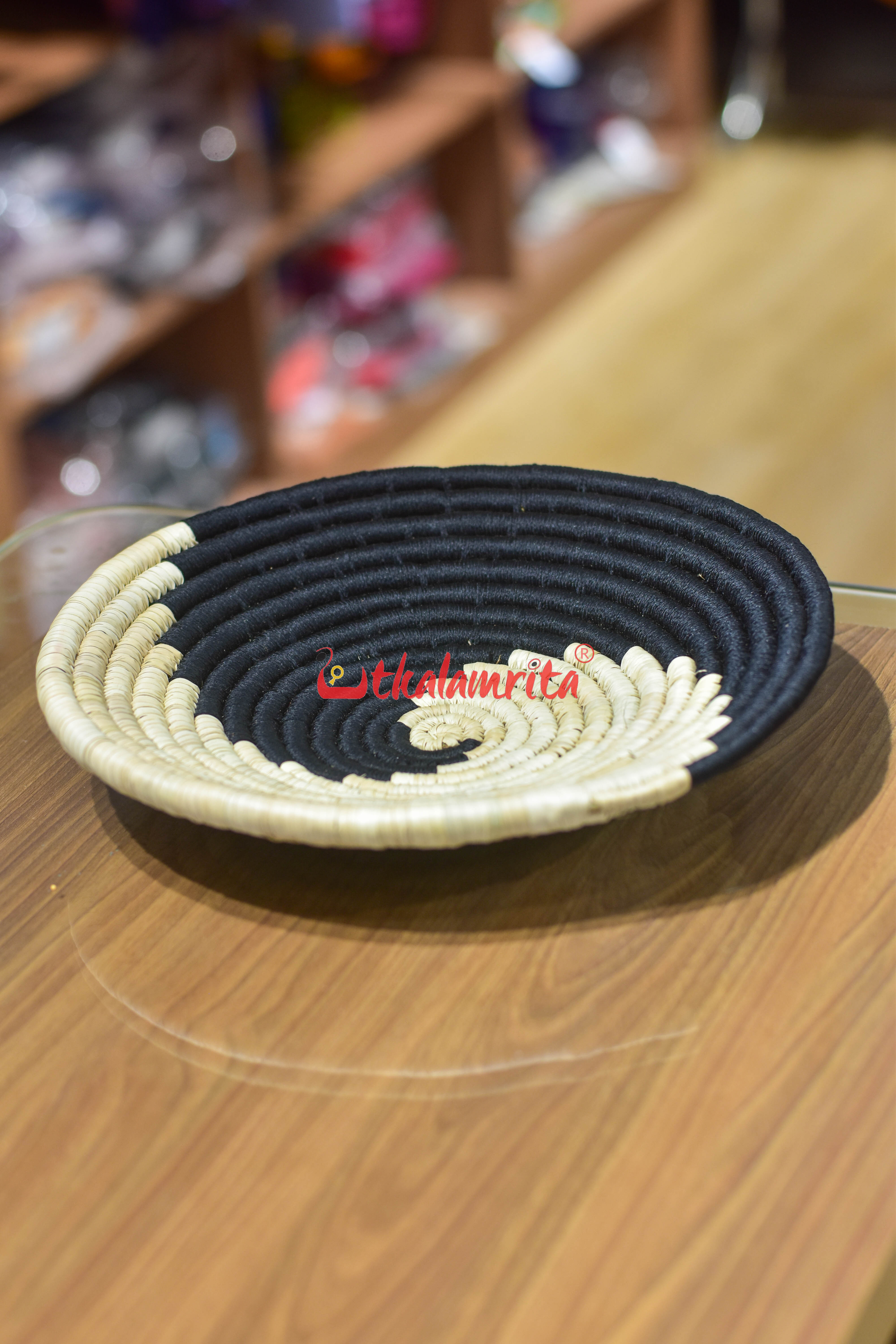 Sabai Grass Black Wall Basket- Medium (10 inches)
