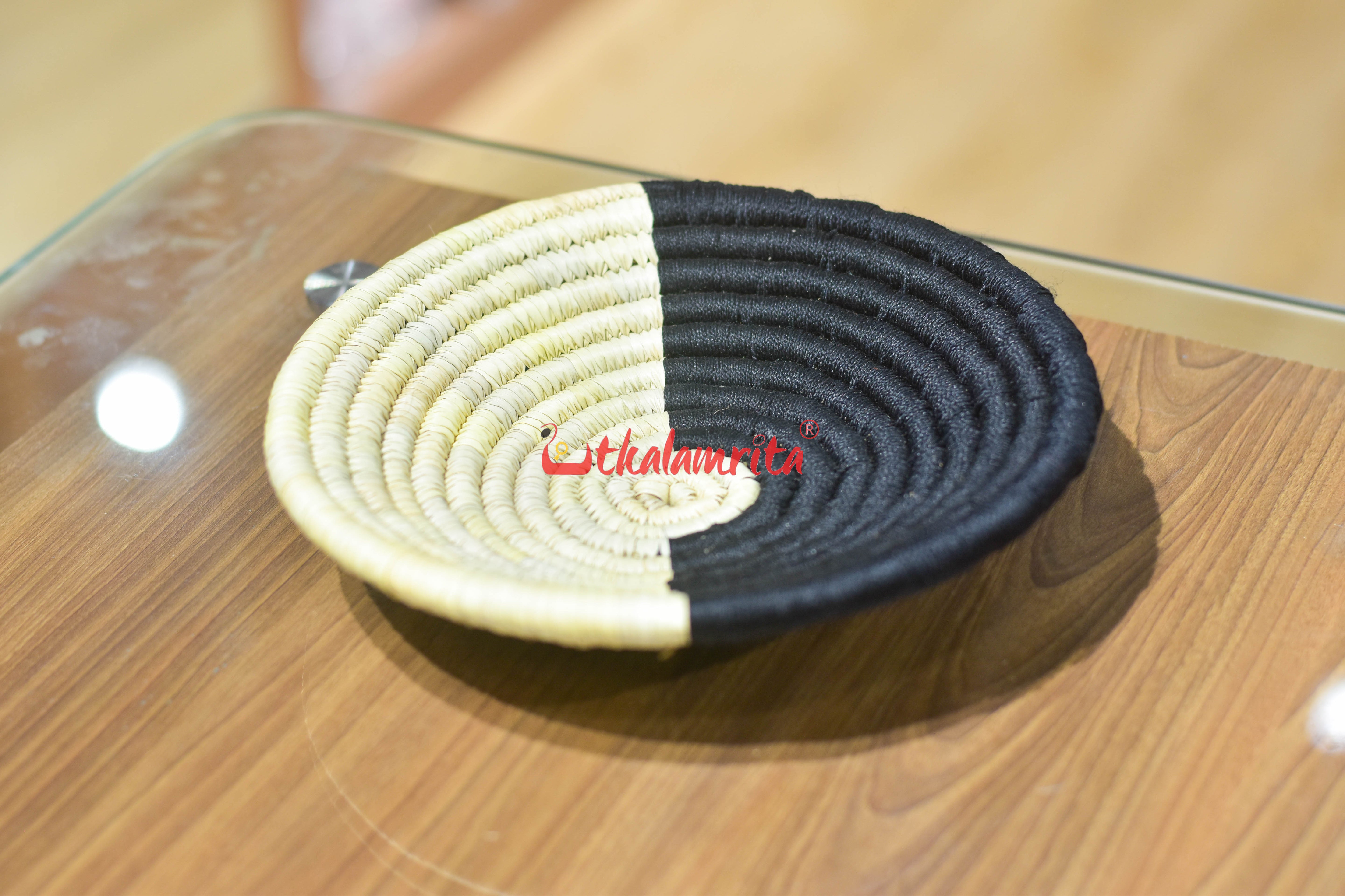 Sabai Grass Black Wall Basket- Small (8 inches)