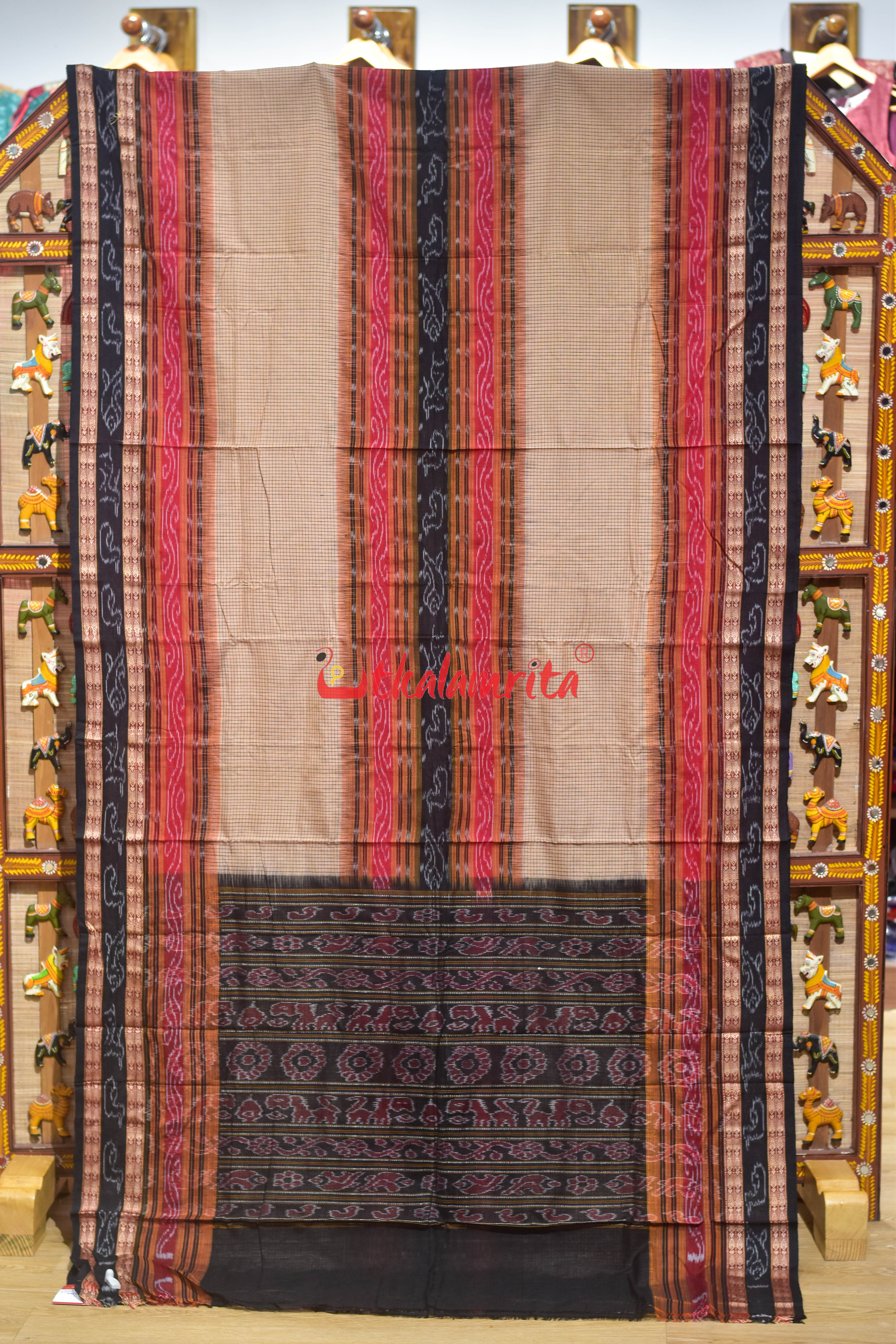 Middle Sachipar Cream with fish border