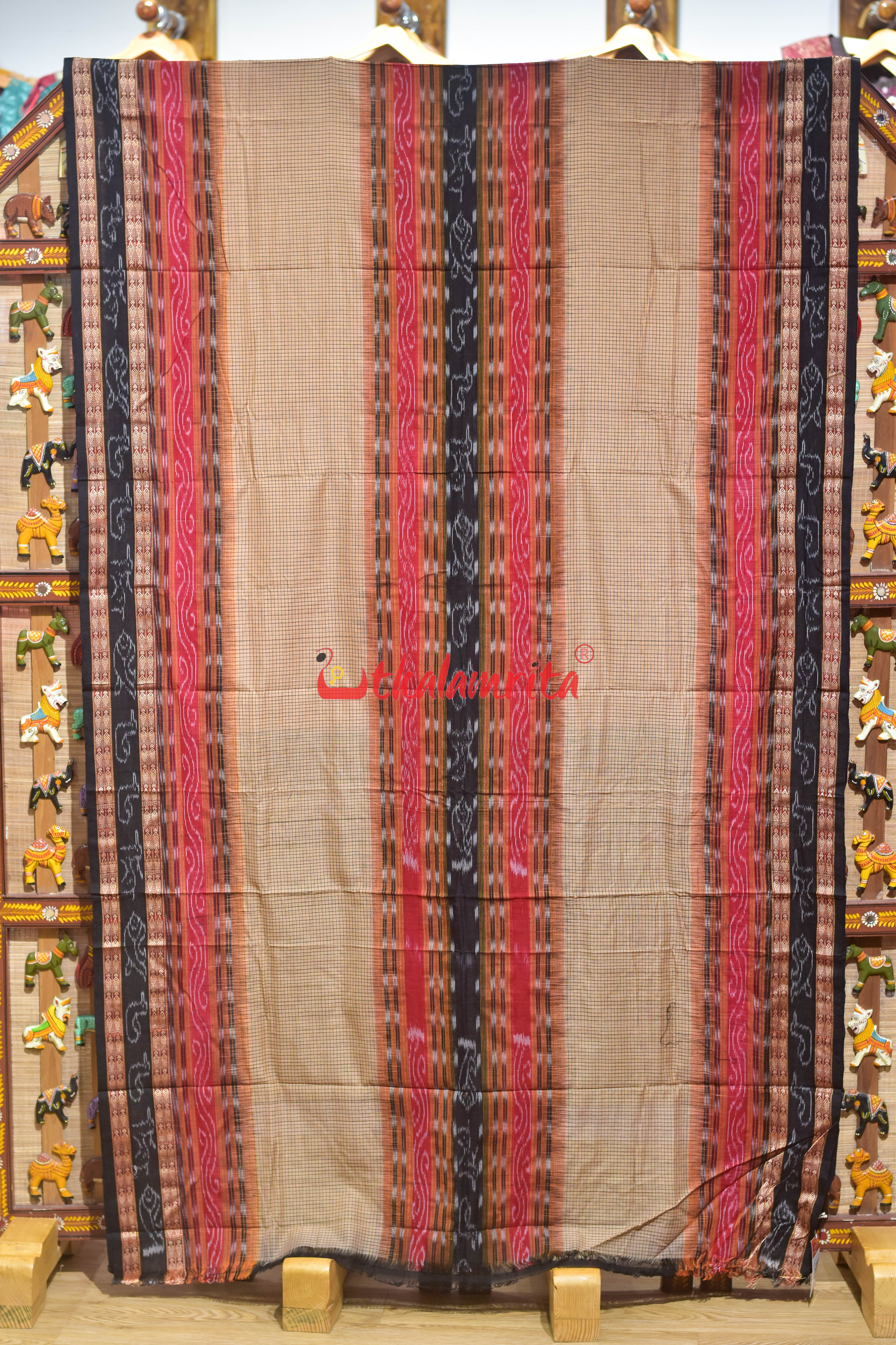 Middle Sachipar Cream with fish border