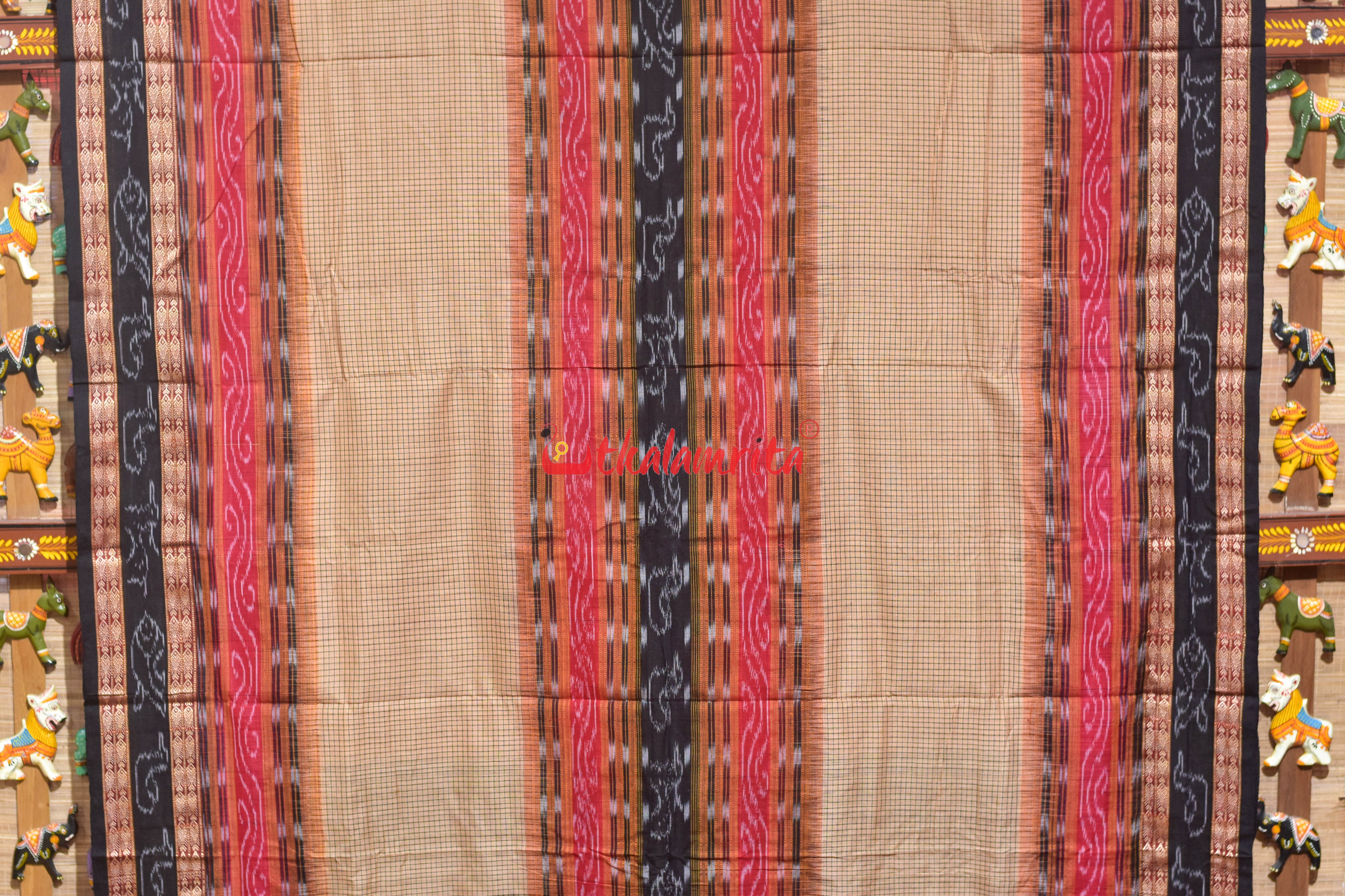 Middle Sachipar Cream with fish border