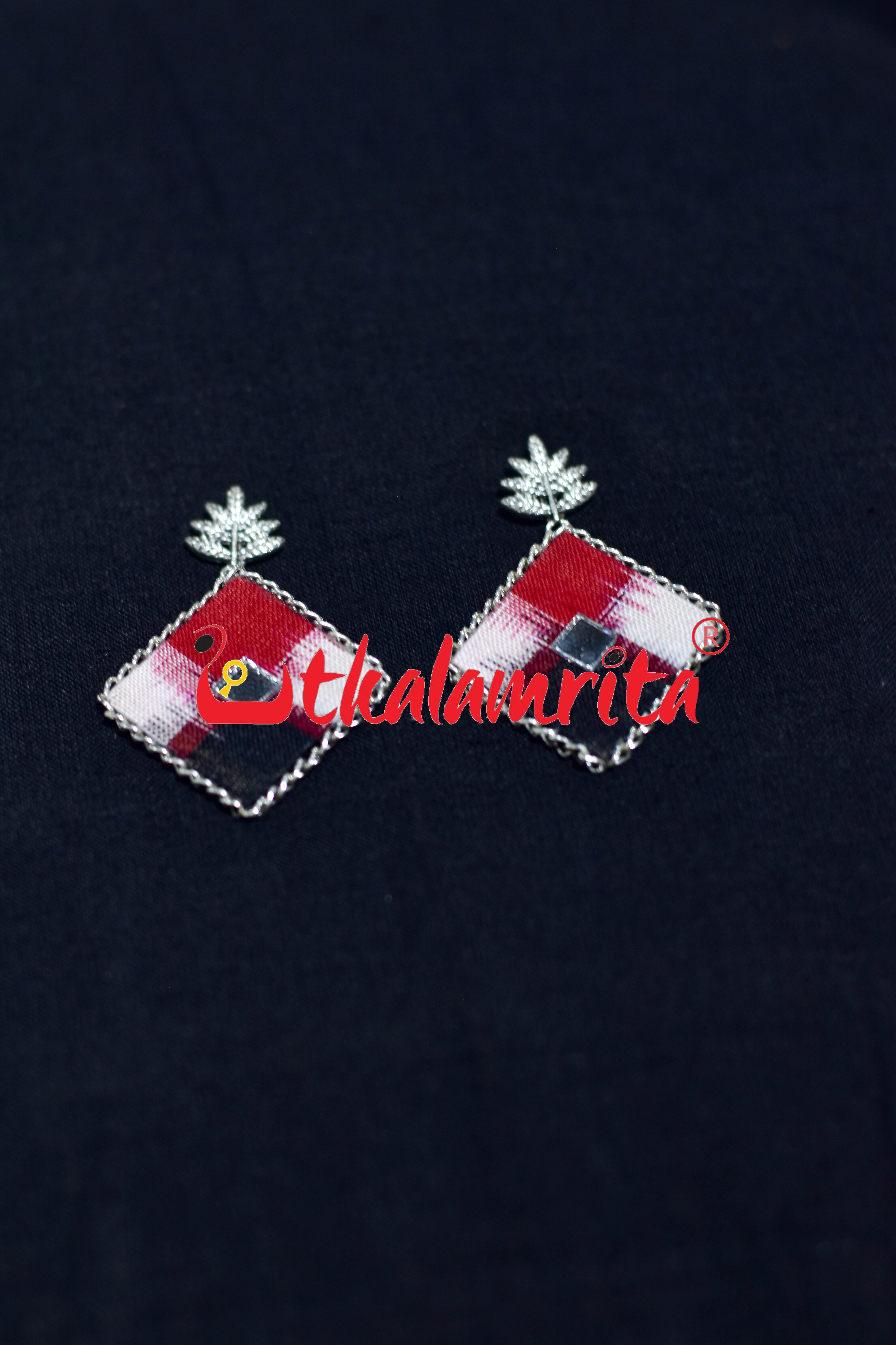 Red White Pasapali Silver Mayura Necklace Set