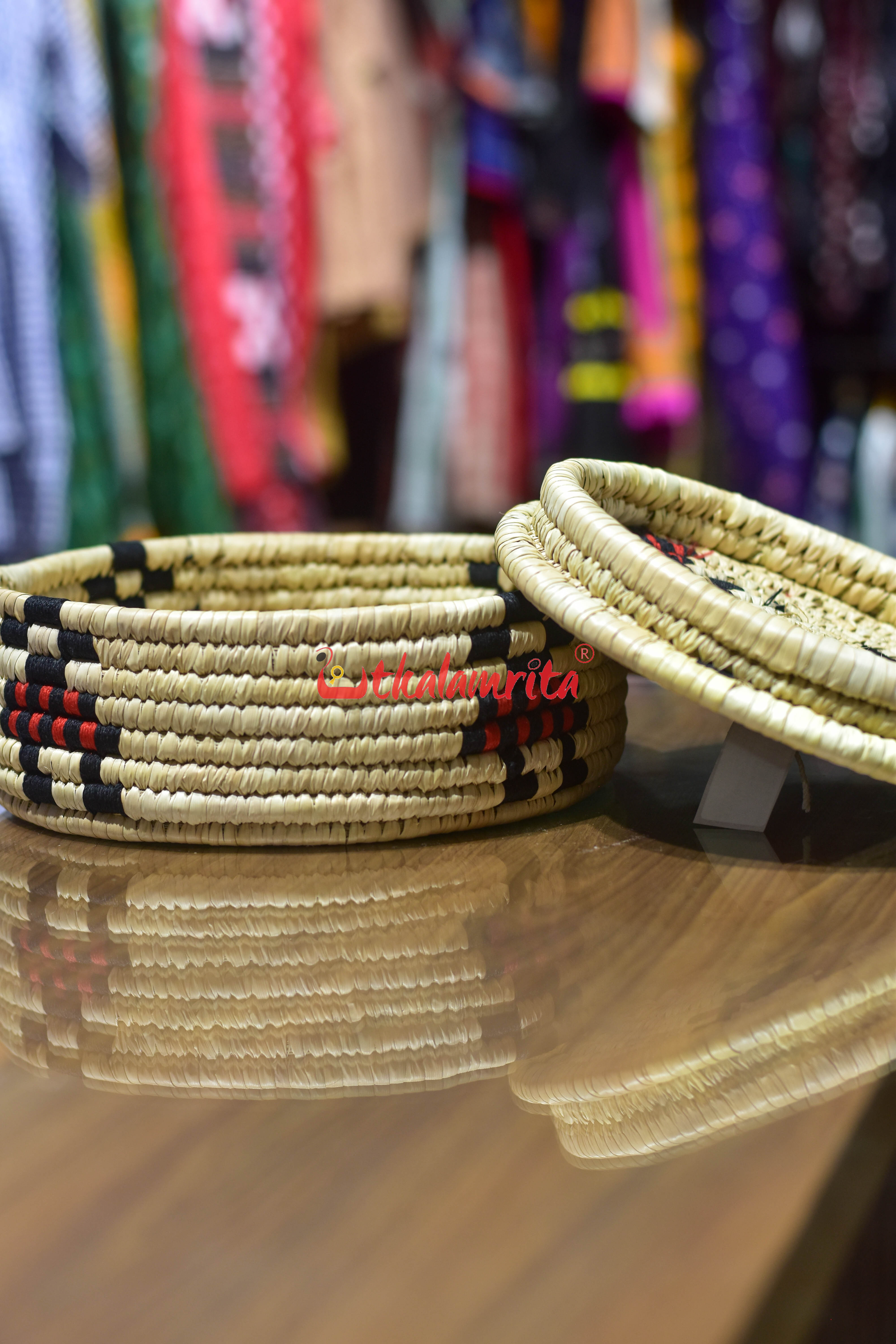 Leo Sabai Grass Roti Box with Wooden Lid