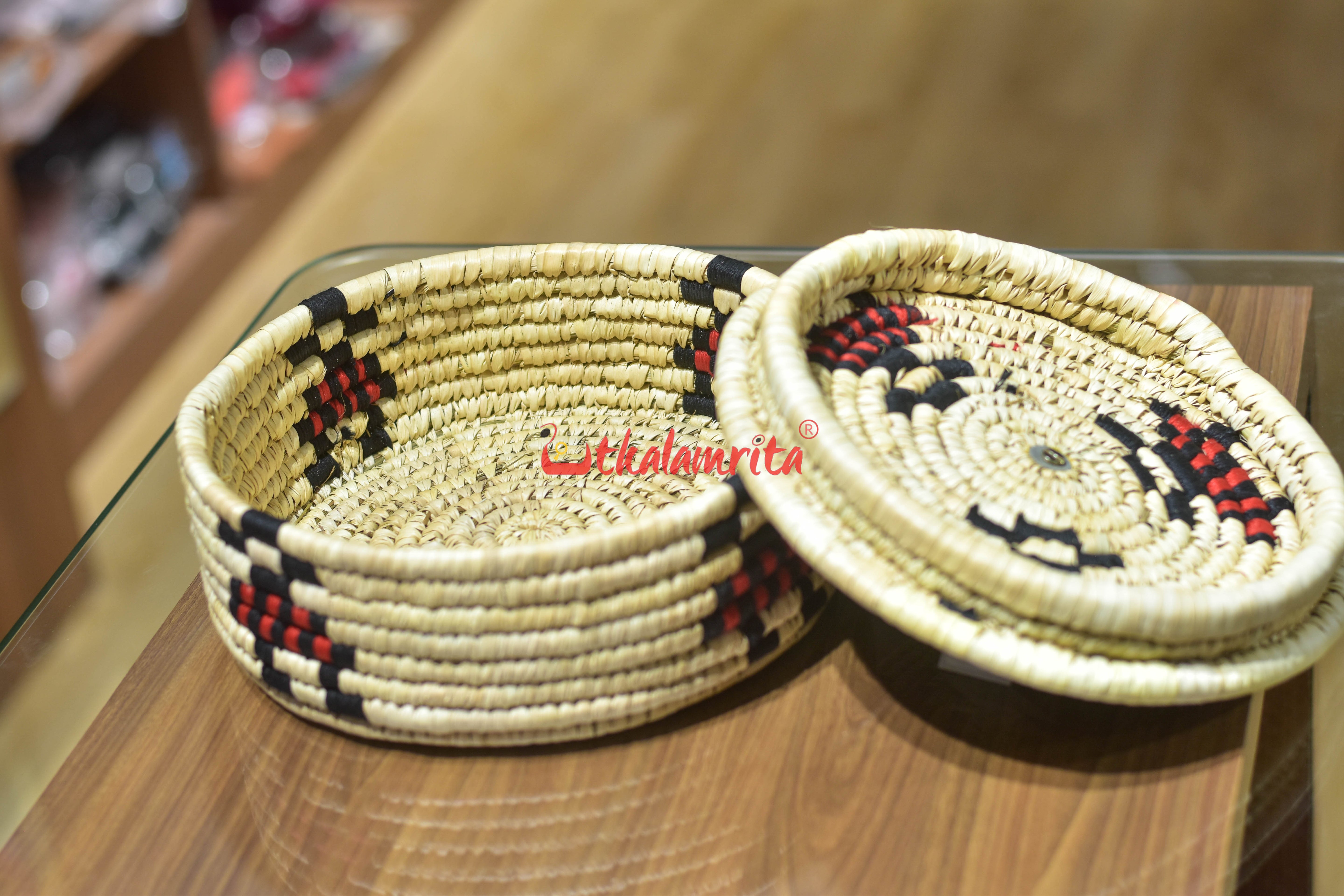 Leo Sabai Grass Roti Box with Wooden Lid