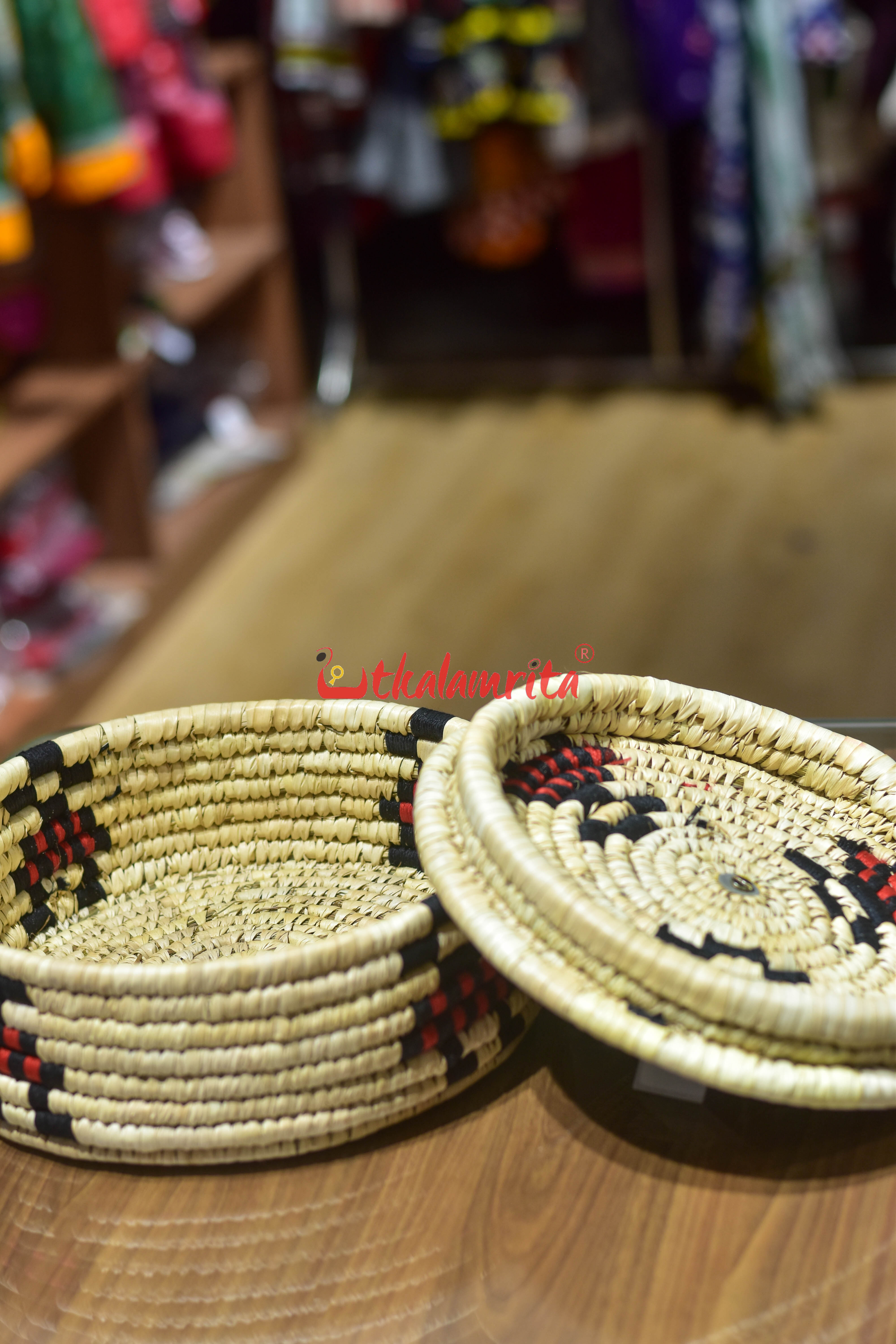 Leo Sabai Grass Roti Box with Wooden Lid