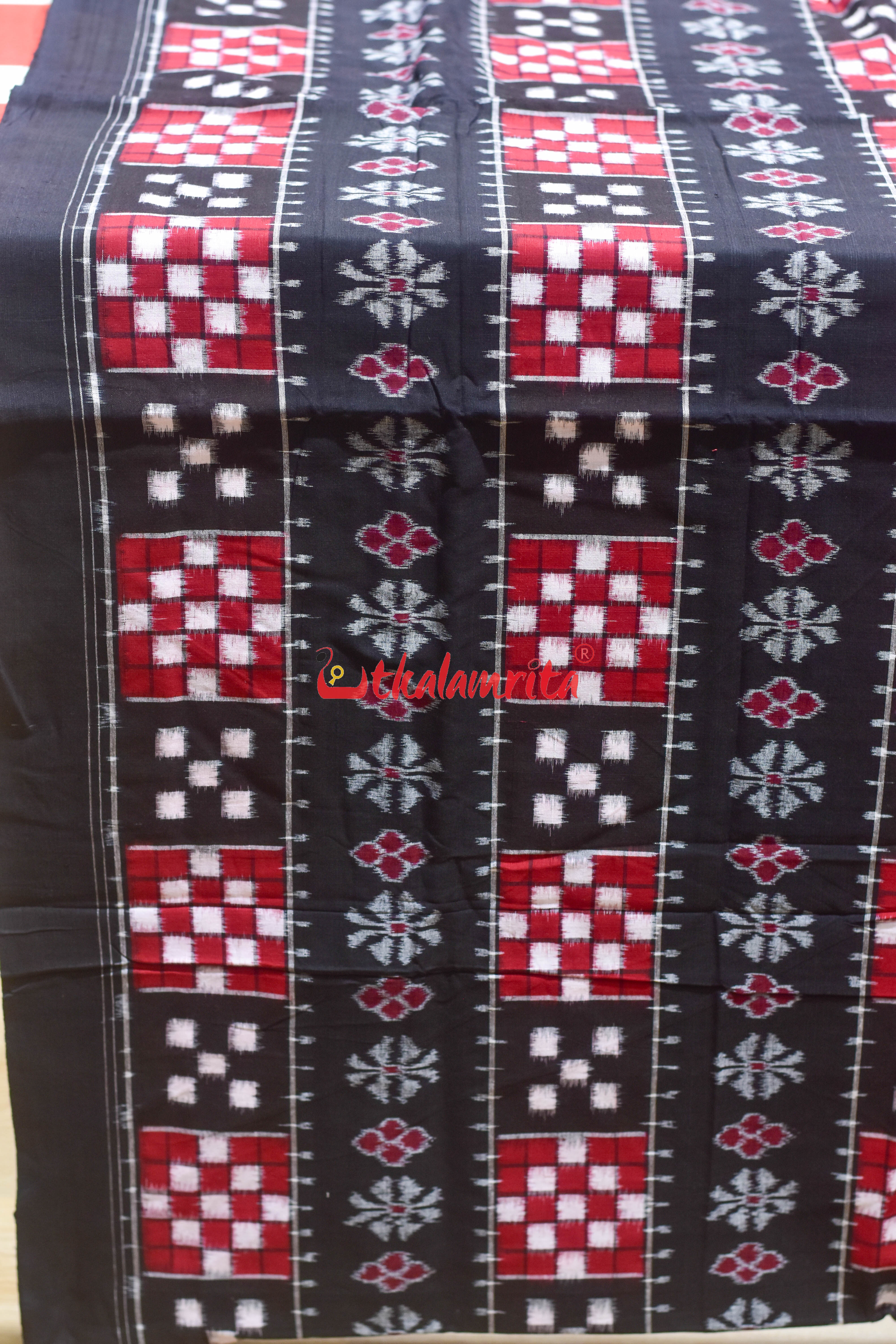 Black Red 5 Kuthi Flower Pasapali Cotton (Fabric)