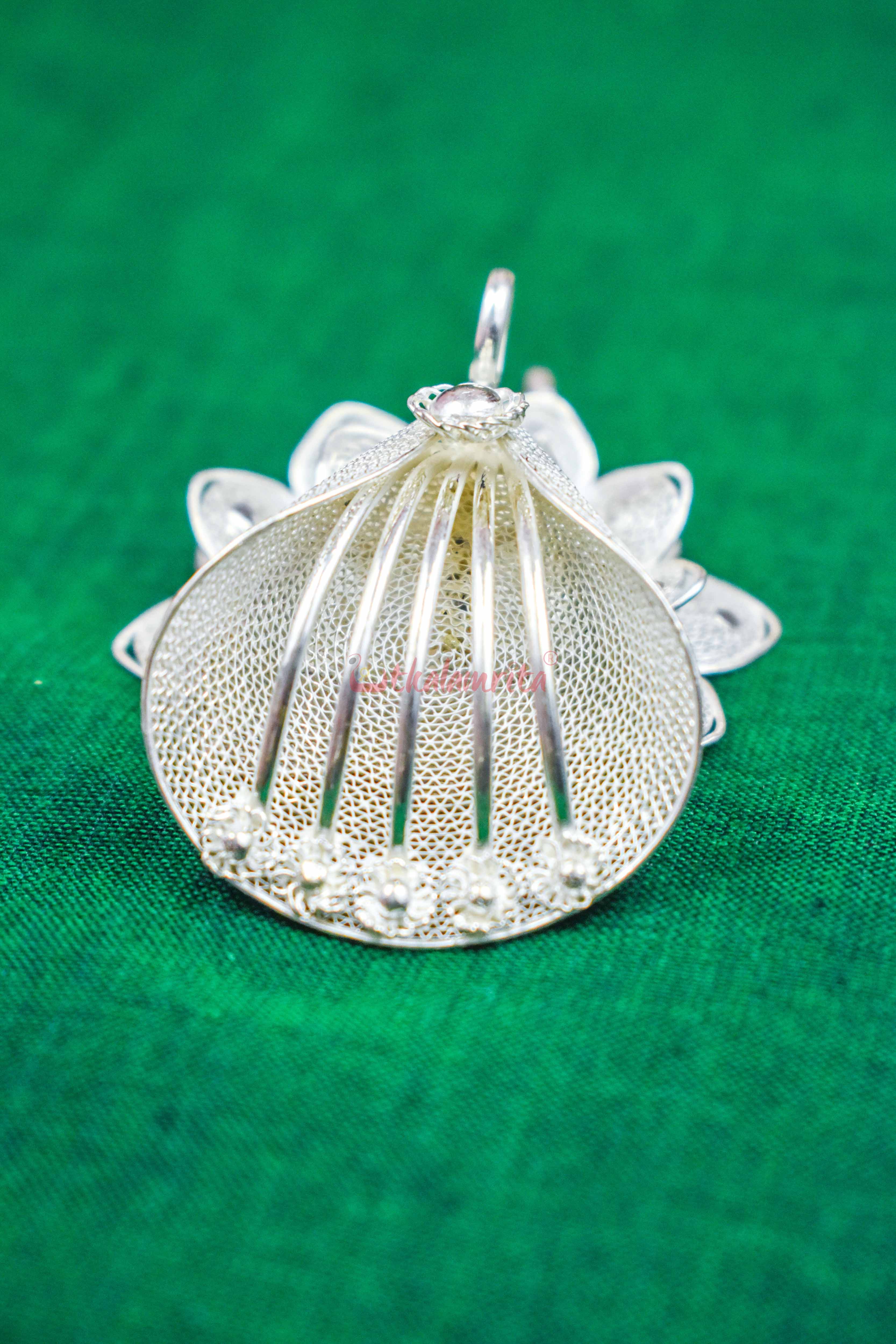 Medium Patti Dhatura (Pendant)